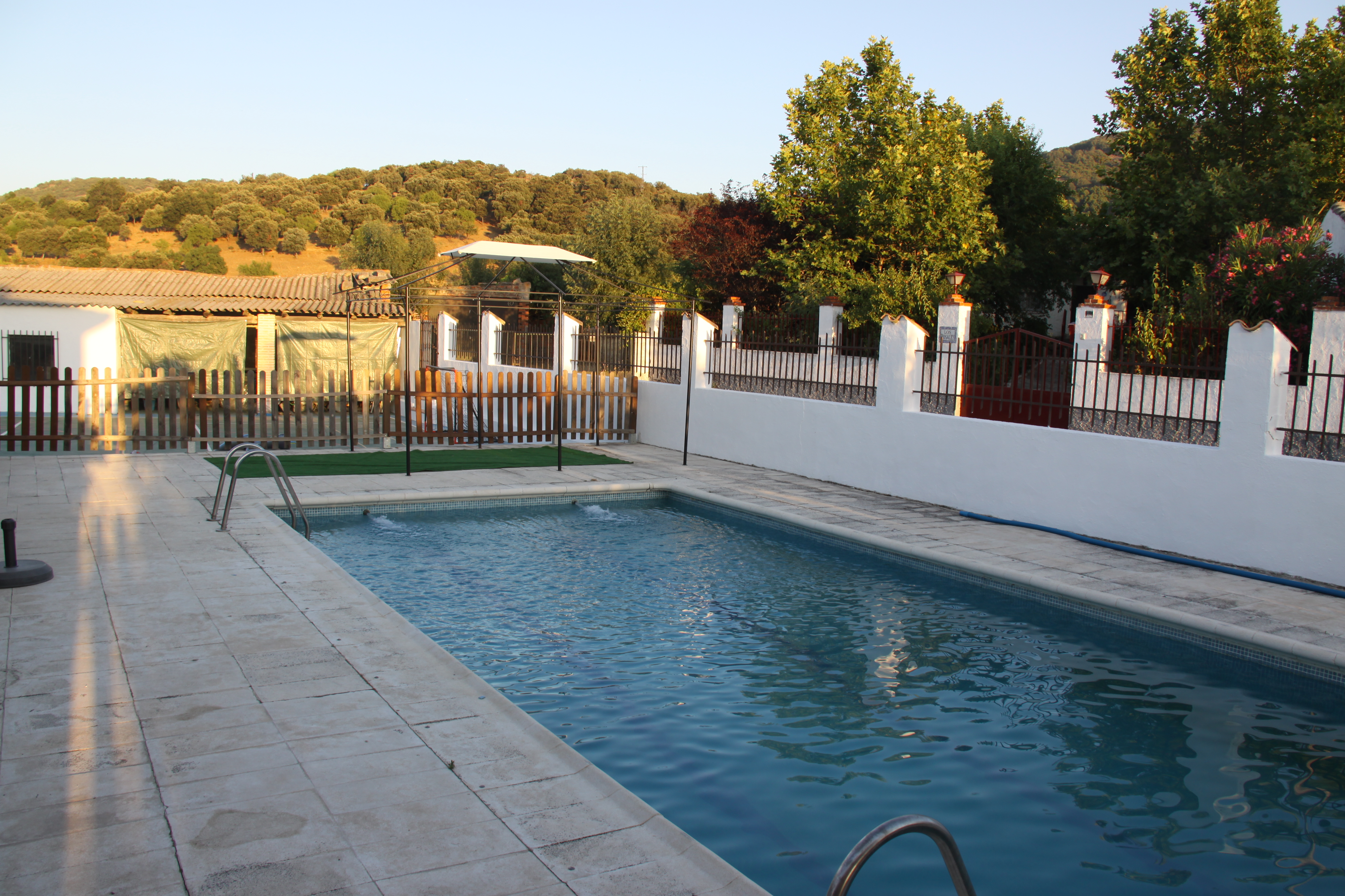 Piscina y exterior de Los Parrales